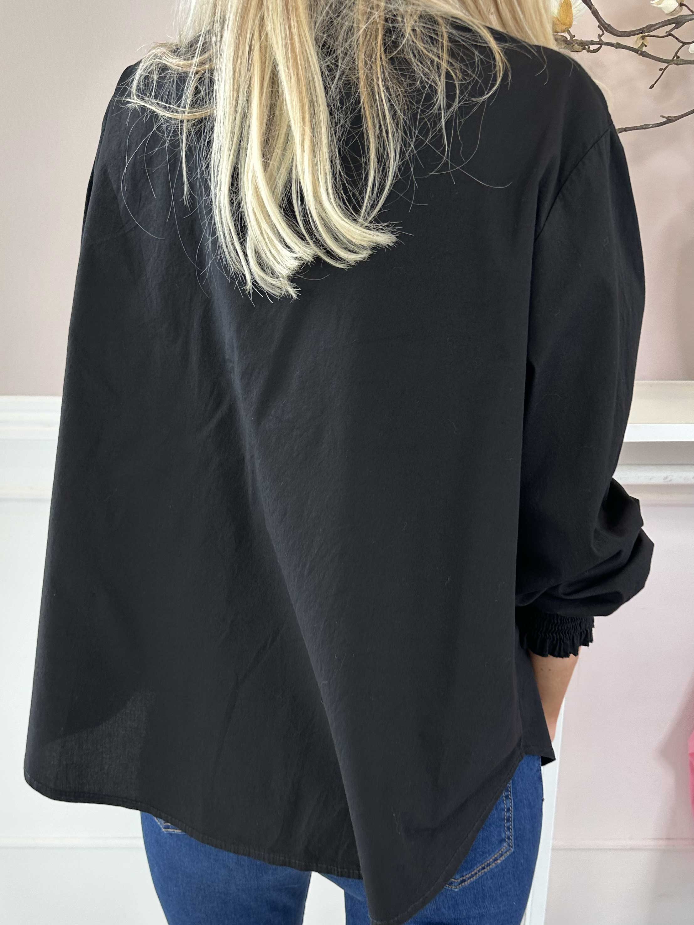 Hera - Skjorte med flæser ved brystet